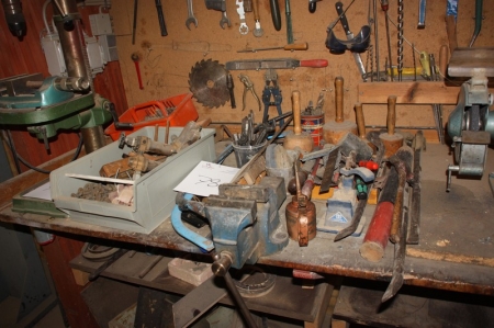 Indhold på bord og værktøjstavle og under bord: diverse håndværktøj med videre (bortset fra vare 77 og 79)