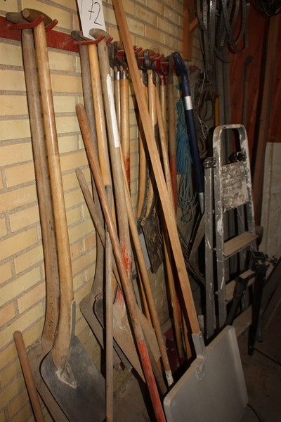 Various shovels, brooms, shovels, etc.