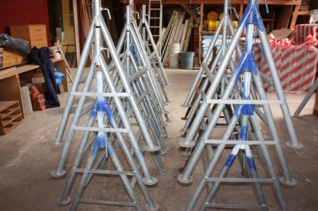 Scaffolding Material: 14 pricklayer´s trestles + approx. 11 extensions + approx. 14 plank holders + approx. 21 planks