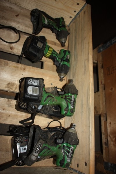 4 x cordless impact wrenches, Hitachi with 2 batteries and 2 chargers