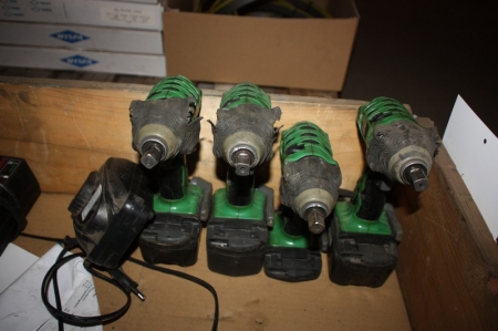 4 x aku-slagnøgler, Hitachi med 4 batterier og 1 lader