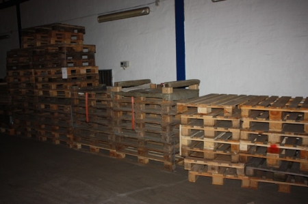 About 75 Euro pallets + various pallet collars + various wooden boards