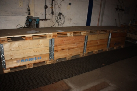 4 x pallets with pallet collars + plate + rubber mats