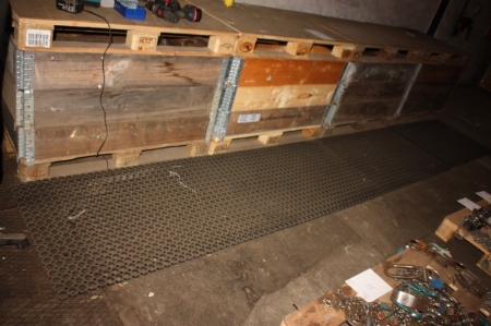 4 x Euro Pallets and pallet collars + wood panel + rubber mats