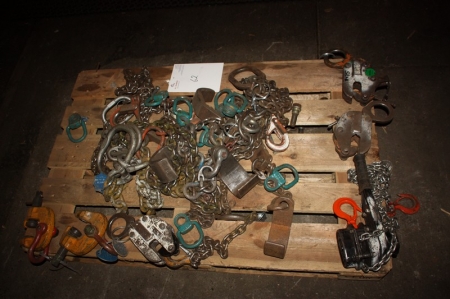 Pallet with various lifting chains + 3 x clamp for sheet metal, 1000 kg, 0-19 mm + lever hoist, 0.8 ton