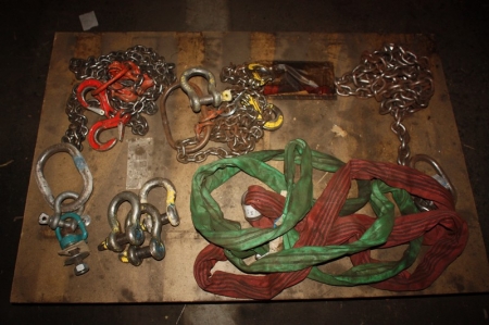 Pallet with lifting chains, shackles and lifting straps