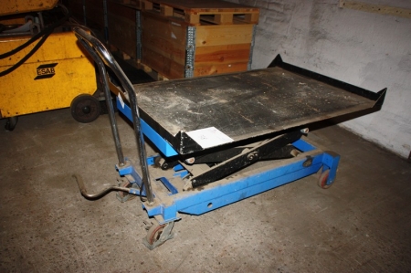 Height truck with a platform for euro pallets, foot operated