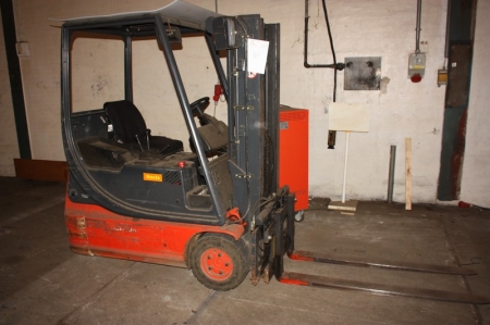 Electric truck, 3 wheel, Linde E14, 1400 kg. Hydraulic side shift + charger. Clear-view mast