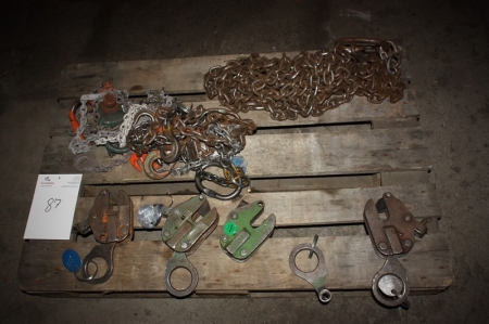 Pallet with various lifting chains + 4 x sheet metal clamps, 1000 kg, approx. 0-19 mm