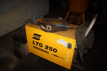 Svejseaggregat, ESAB LTG 250 + svejsekabel + svejsehåndtag + køleaggregat. Monteret i ramme på hjul