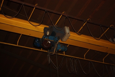 Gantry crane, 3000 kg. Electric hoist below the gantry. Hook, Demag 3 ton. 2 speed up / down. Span approx. 14 meters
