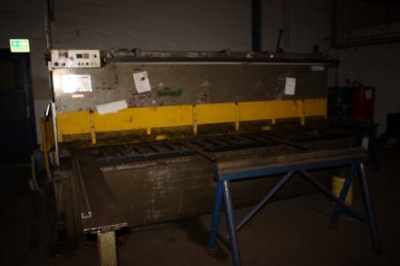 Guillotine, Voest-Alpine, type BTHS 10x3150. SN: MBA 566,041. Working width: 500 - 3150 mm. Motorized back gauge. Light curtains, Sick