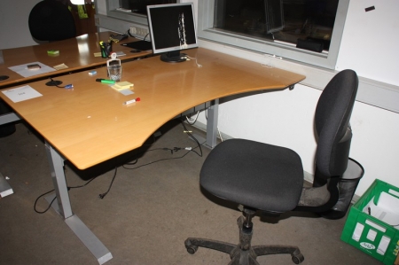 El-hæve sænke skrivebord + fladskærm + kontorstol + stol + 2 bogreoler + radio (papirer medfølger ikke)