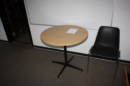 Rundt bord, ø ca. 80 cm + skalstol, plast + whiteboard, ca. 180 x 120 cm + skuffesektion + reol. Papirer medfølger ikke
