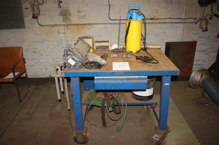 Work table on wheels, approx. 1000 x 750 mm + tray + work lamps + Hand syringe + 2 + shackles flap discs + air hoses + clamps, etc.