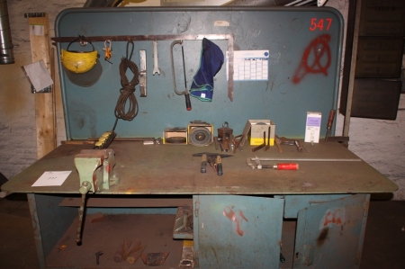 Arbejdsbord, ca. 2000 x 950 mm, med stålplade + værktøjstavle med indhold + skruestik + indhold på bord, bl.a. håndværktøj, flapskiver, håndsprøjte
