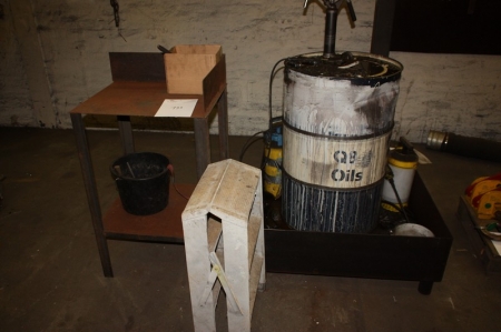 Steel Table and aluminium step ladder, 2 steps + oil barrel with oil pump in steel vats + 2 handheld applications
