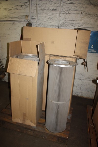 4 kasser med filterelementer, ø 370 mm, højde ca. 1000 mm