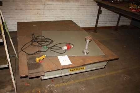 Elhydraulisk løftebord, 2000 kg, påmonteret svejseplan, ca. 2000x1500x20 mm