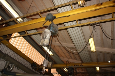 Gantry crane, 1000 kg, Demag electric hoist below gantry, 1000 kg. Area. 2 speed up / down. Span approx. 7 meters