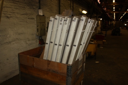 Pallet with approx. 20 light fixtures + fluorescent tubes