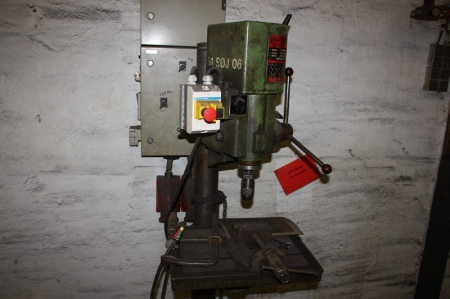 Drill press, Strands S68. Engine rpm 1400/2800. Spindle rpm 100-3500 + vise. Attached safety switch