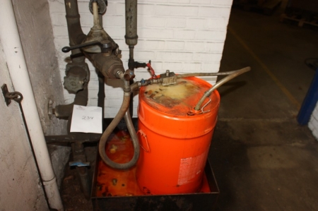 Oil barrel with cutting oil + mounted in steel frame