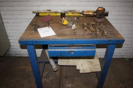 Work Bench, approx. 1000 x 750 mm + tray + various on workbench, including gas burner handles pressure control oxygen and gas hoses + air cup grinder + welding electrodes