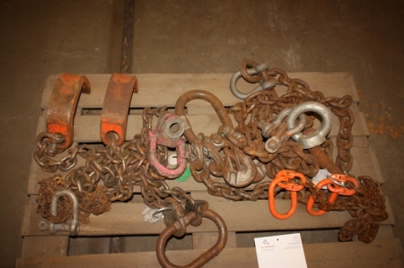 Pallet with various lifting chains