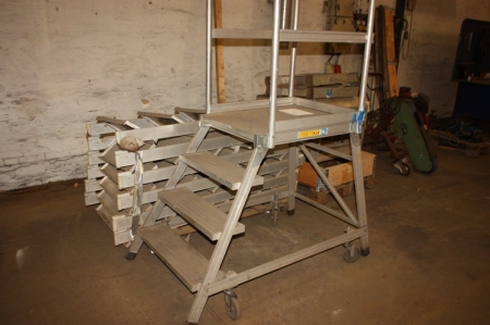 Pallet with 6 x aluminium ladders, 5 steps, checker plate + Aluminium step landing on wheels. 4 Steps with landing. Height of landing: approx. 1 meter. Railing. Zarges Z600