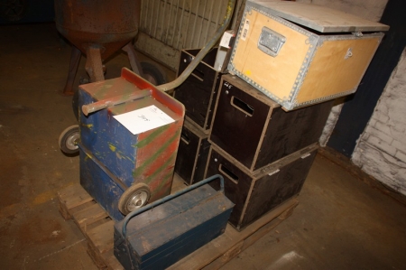 Pallet with 5 x wooden boxes + toolkit + steel trolley