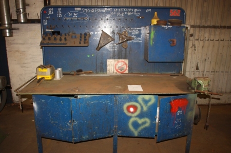 Welding surface, approx. 2000 x 850 x 10 mm + vice + tool panel with content