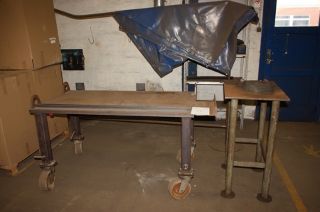 Welding bench on wheels, approx. 500 x 800 x 30 mm + welding bench, approx. 7 50 x 500 x 15 mm + lift rope + welding curtains + 1 span steel rack with content including flap discs