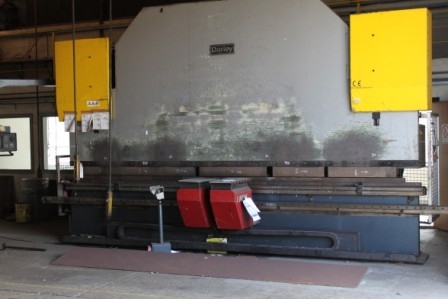Press brake, Darley EHP 200, year 1998. Used very little. Working length: 5.2 meters. Hydraulic tank: 160 L. SN: 121,883. Control: Delem DA65. Fitted with CNC controlled folding support system, trust 200 ton