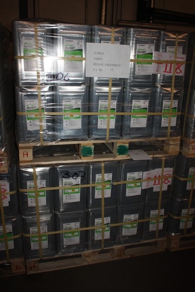 Pallet with 2 x ca. 80 x Hyundai Windarc SuperFlux 800 T. AWS A5.17/ASME SFA5. 17 F7A8-EM12K. A 760-SA FHB1. MESH 12x60. Net 20 kg (44lb). Approved by TÜV (archive picture)