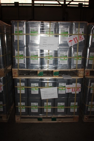 Pallet with 2 x ca. 80 x Hyundai Windarc SuperFlux 800 T. AWS A5.17/ASME SFA5. 17 F7A8-EM12K. A 760-SA FHB1. MESH 12x60. Net 20 kg (44lb). Approved by TÜV