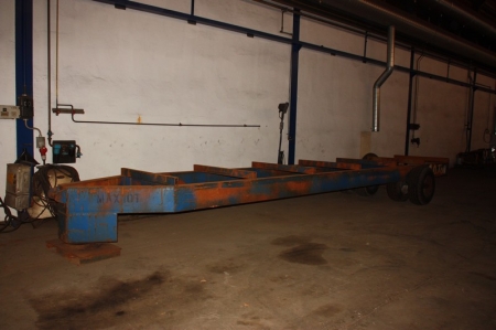 Material carriage, marked 10 tonnes. 4 rubber wheels, air. Length approx. 9 meters x width approx. 1.4 meters