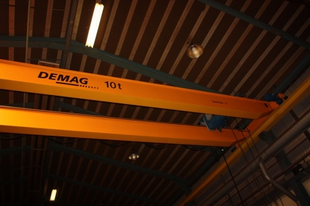 Overhead travelling crane, 10000 kg. Late model - installed shortly before the liquidation date. Electric hoist on cross-member. Demag + hook, 10 ton. 2 speeds + F1 and F2. Span approx. 14 meters