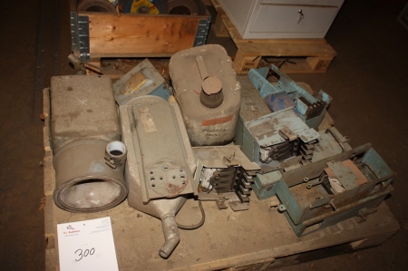 Pallet with miscellaneous, including parts of Canalis rails + pallet of used cutting discs and grinding wheels + computer cabinet