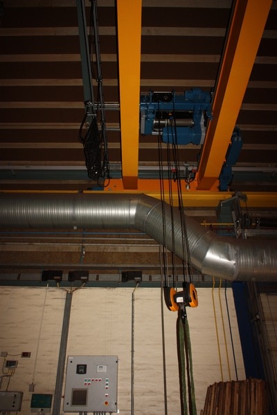 Overhead travelling crane, 10000 kg. Late model - installed shortly before the liquidation date. Electric hoist on cross-member. Demag + hook, 10 ton. 2 speeds + F1 and F2. Span approx. 14 meters