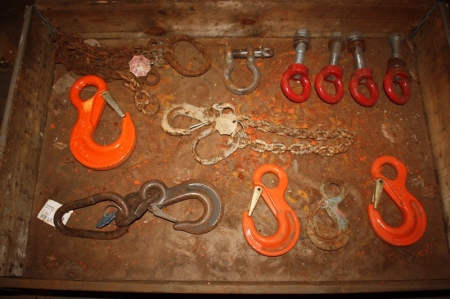 Pallet with various lifting chains + hooks. Approved + shackles, etc.