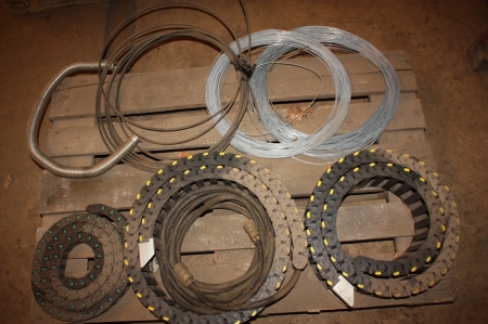 3 pallets of miscellaneous items, including flex cable tray + wire feed units (condition unknown) + turning clamping level, ø58 cm + bearing boxes etc.;