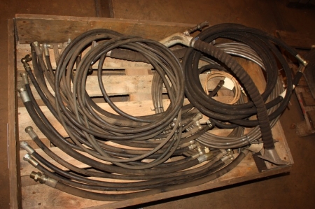 Pallet with hydraulic hoses