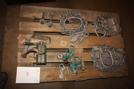 Pallet with various lifting chains + magnet lifting yoke, 300 kg, approved + toolkit