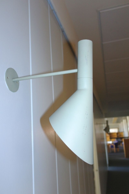 2 stk. lamper, Arne Jacobsen (køber skal selv stå for afmontering og sikring af strømførende ledninger)