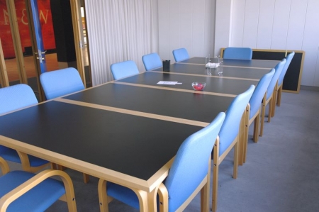 Mødebord i sektioner + 12 stole med stof