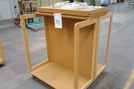 Shelf on wheels with suspension and shelves