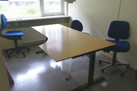 El hæve/sænke skrivebord + 2 kontorstole + whiteboard 