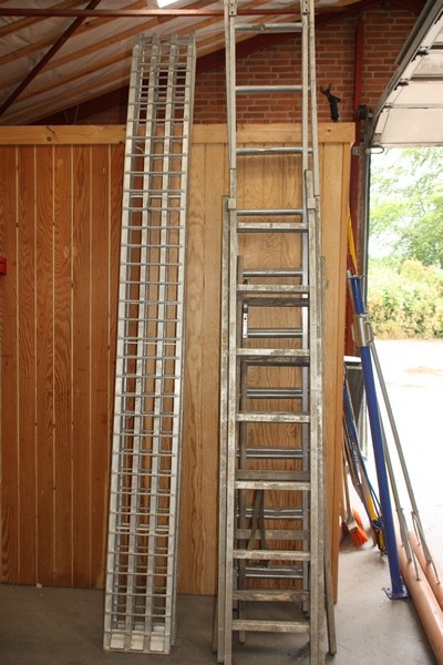 2 x aluminium ladders + wooden ladder Aluminium + ramps, length approx. 2.5 meters