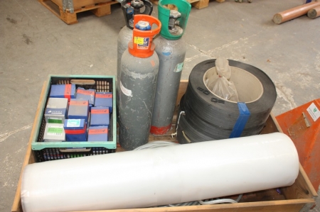 3 bottles of CO2, of which a non broached + box with galvanized machine bolts, M10 + Strapping Band, plastics + air hose, approx. 25 meter + plastic film
